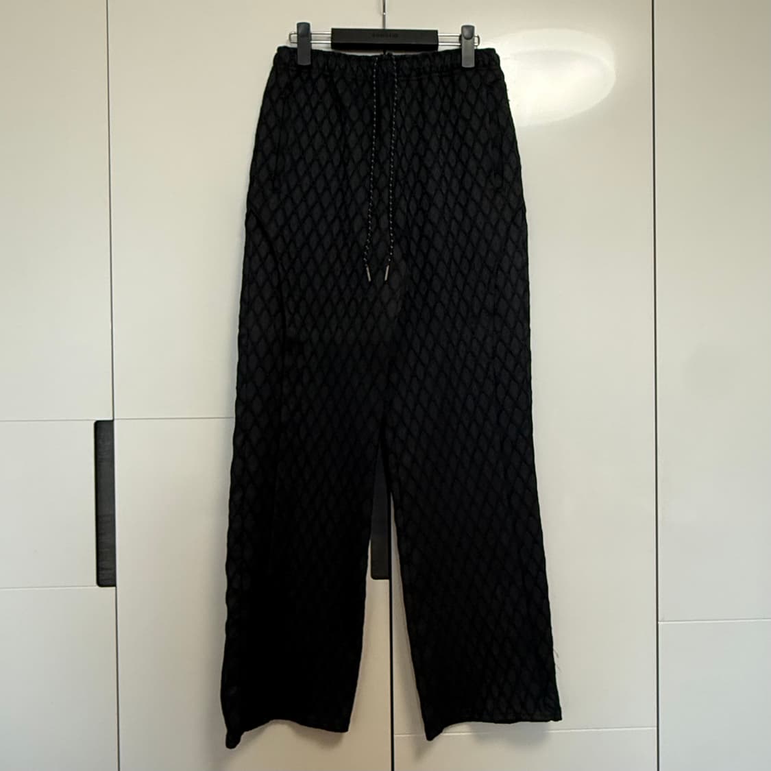 44 앤더슨벨 마케니 자카드 트랙 팬츠 블랙 상품이미지1