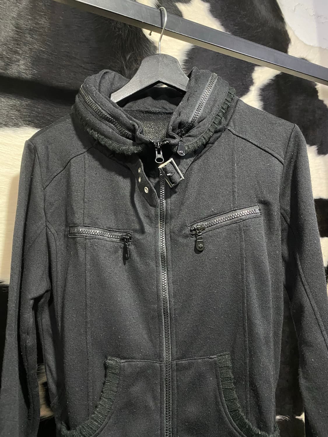 Cecil McBee 넥버클 집업 상품이미지3