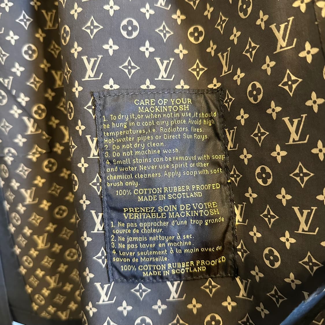 루이비통 하프 트렌치코트 카라넥 더블버튼 백 벨티드 디테일 블랙 상품이미지6