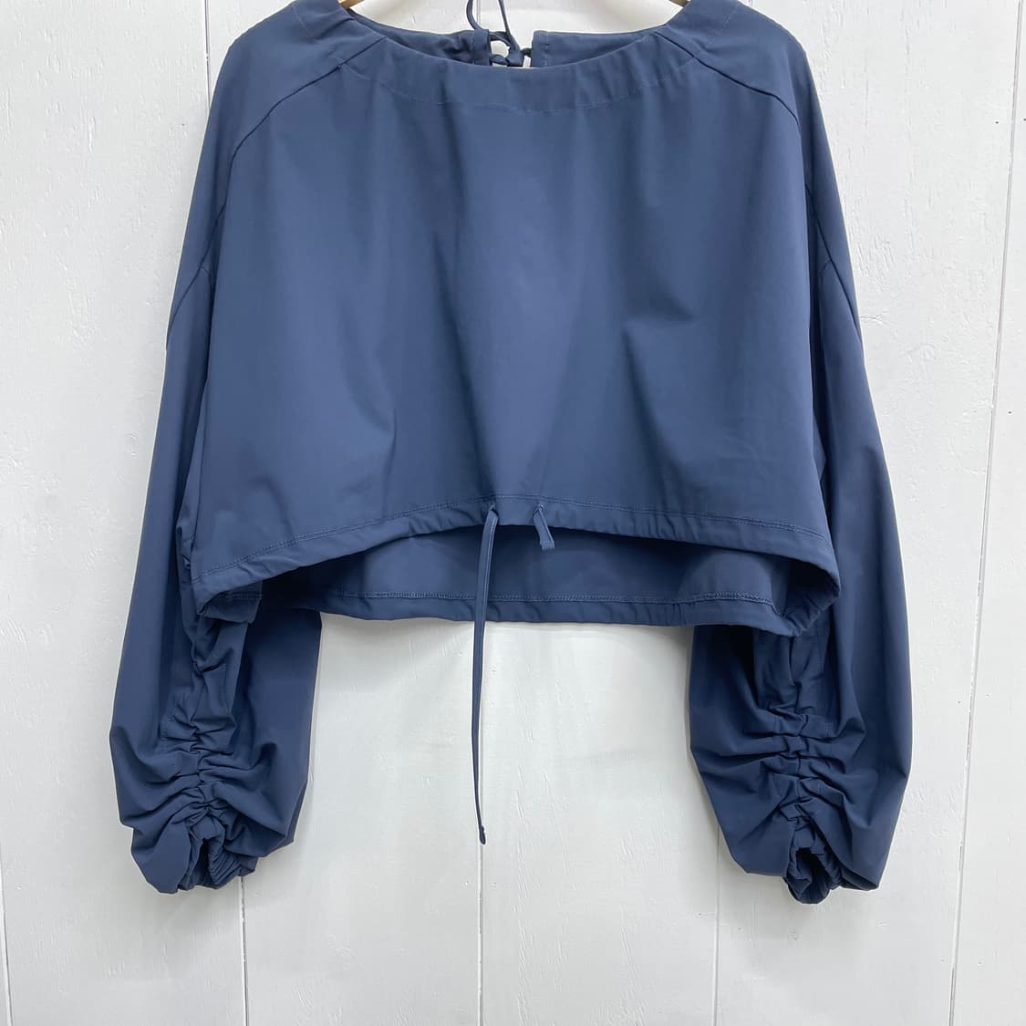 그란데라인 크롭 셔링 블라우스 상품이미지3