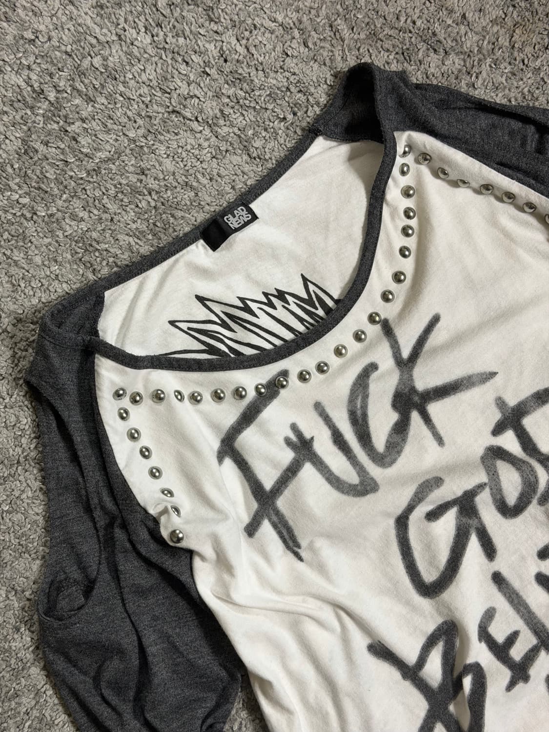 글래드뉴스 스터드 그래픽 티 상품이미지2