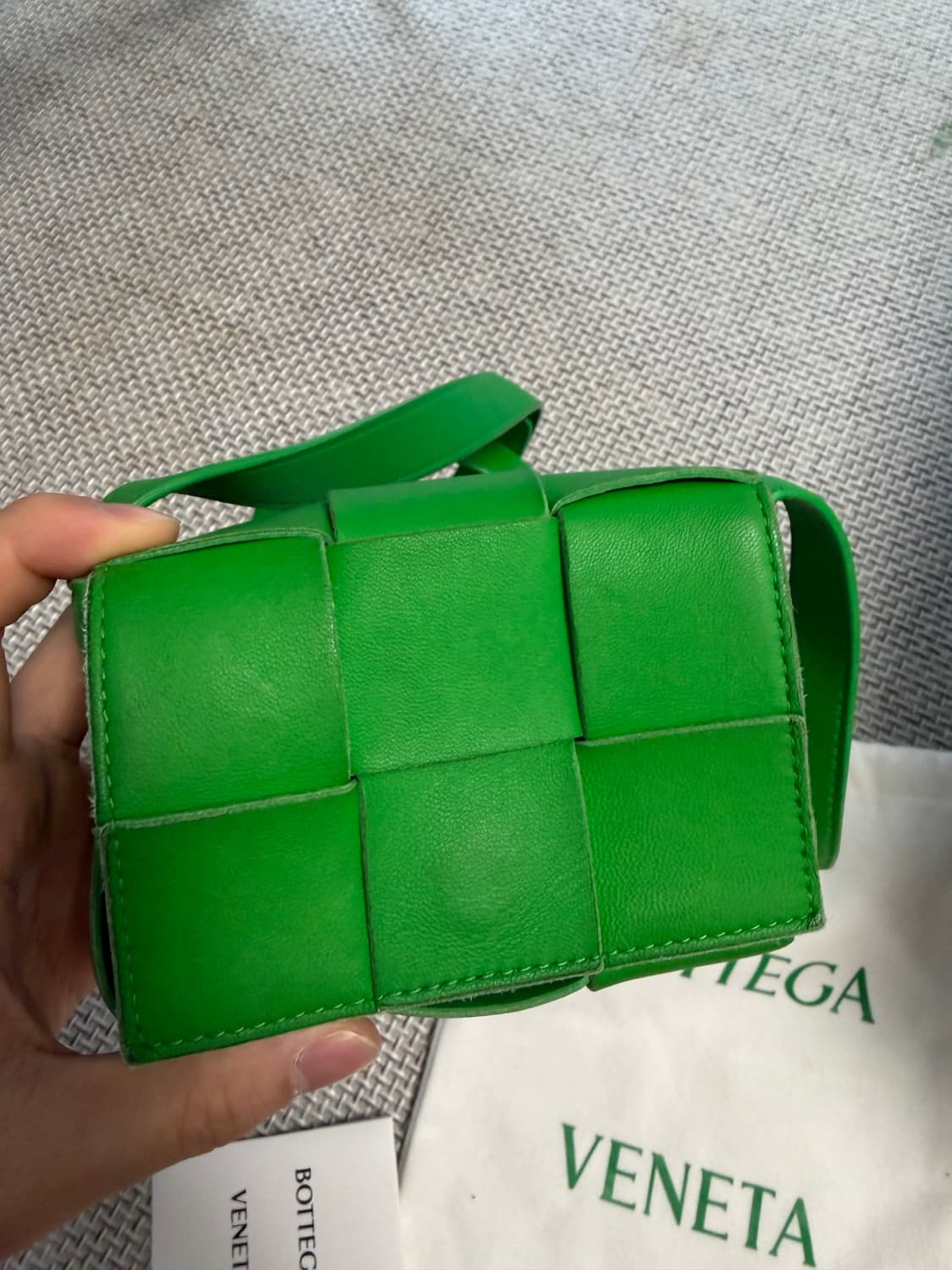 크림 풀구성 보테가베네타 그린 미니 카세트백 상품이미지2