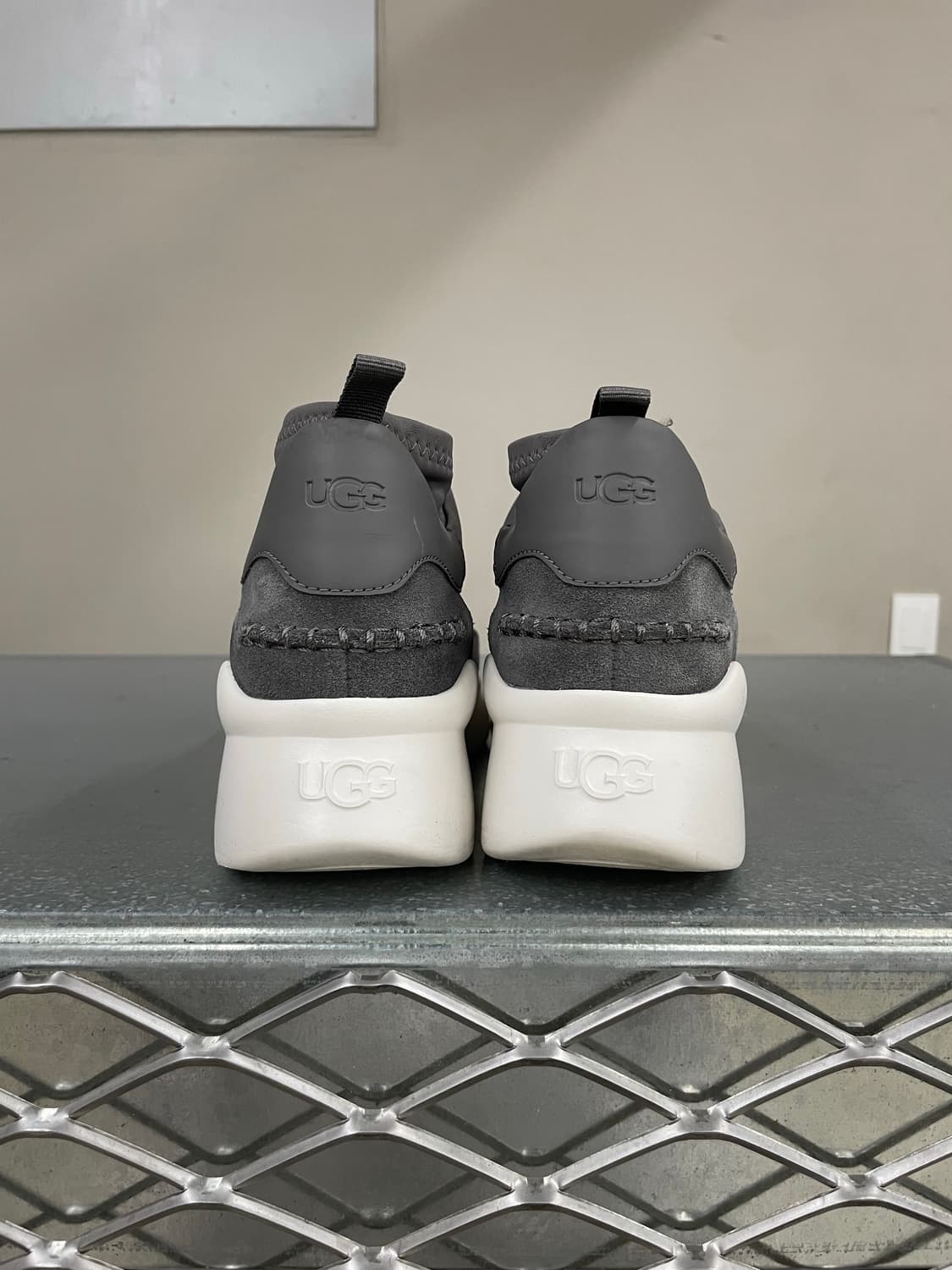 어그 뉴트라 스니커즈 그레이 230 상품이미지3