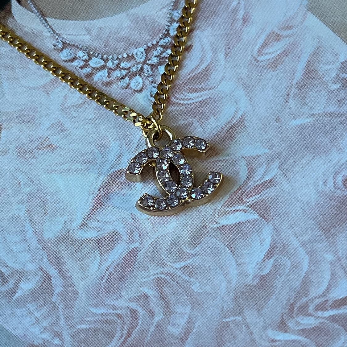 [한정컬러] 샤넬 라벤더 크리스탈 로고 업사이클링 골드 목걸이 상품이미지4