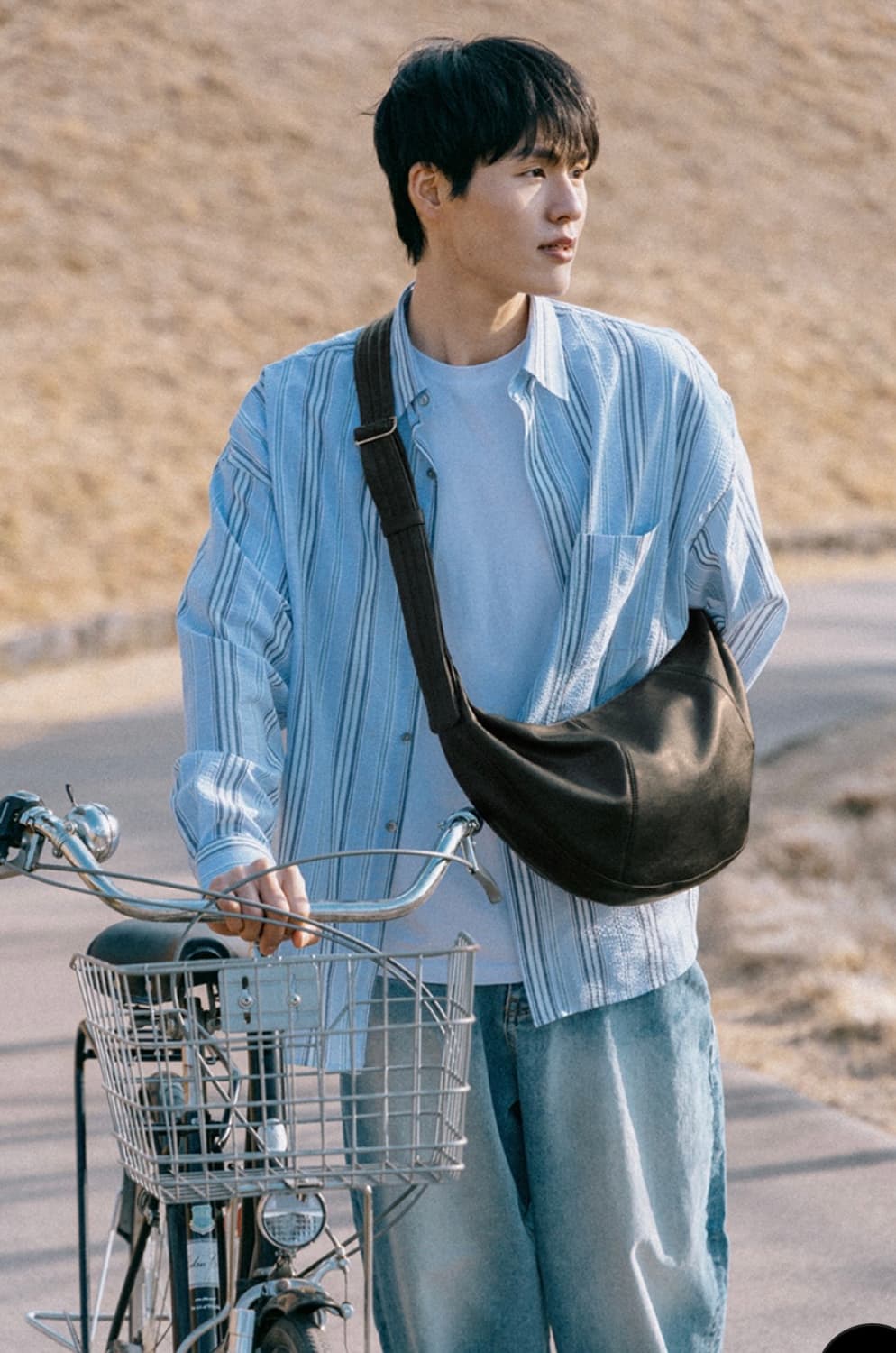 매드고트 스플릿 하프문 메신저 백 - 다크브라운(남녀공용) 상품이미지2