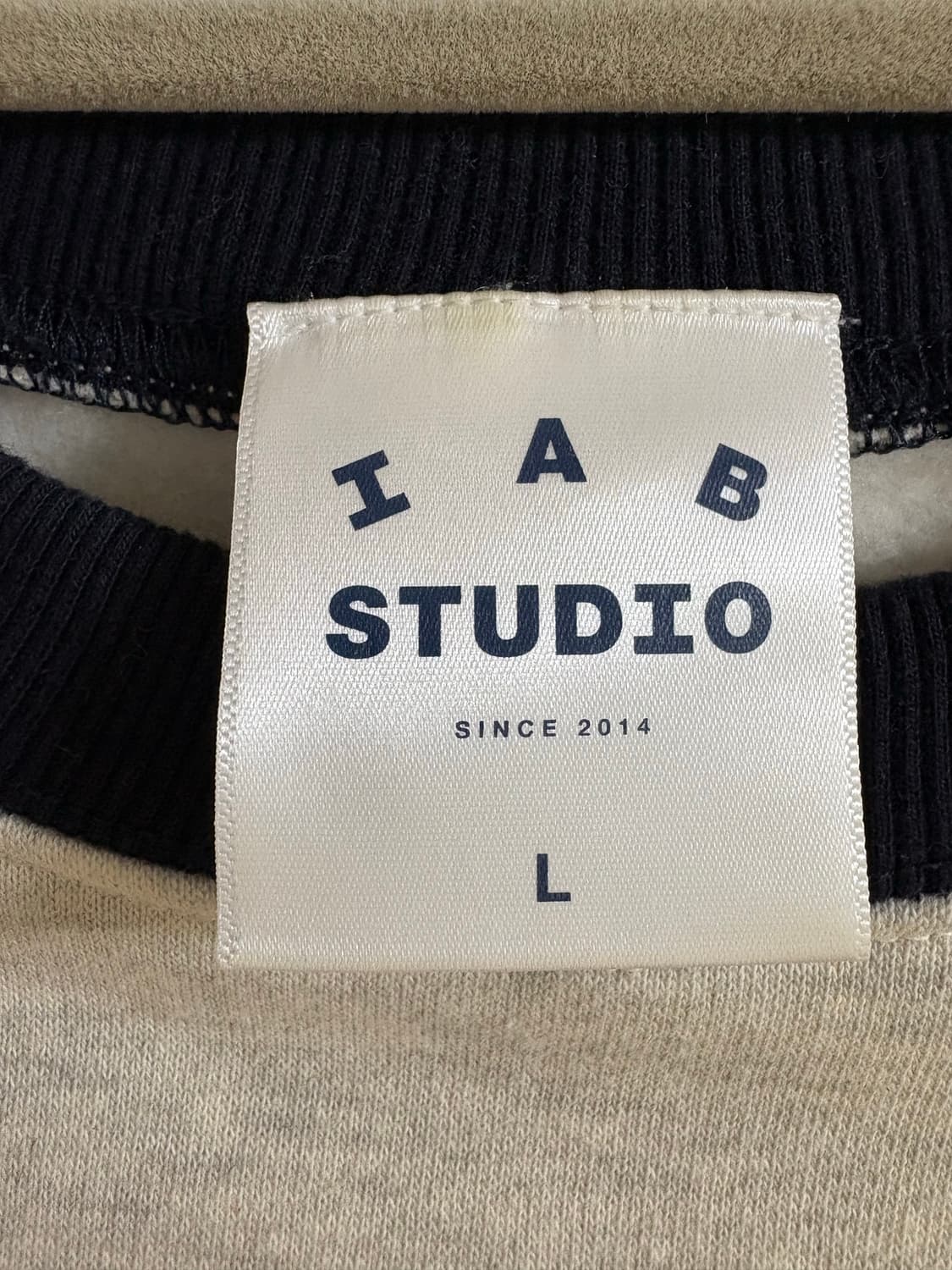 아이앱스튜디오 맨투맨 오트밀 네이비 상품이미지5