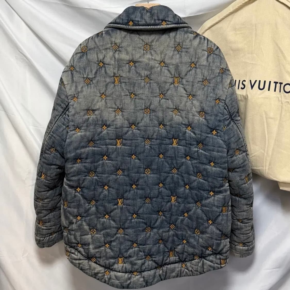 [S+급/2XL] 루이비통 패디드 데님 모노그램 패딩 자켓 백화점판 상품이미지4