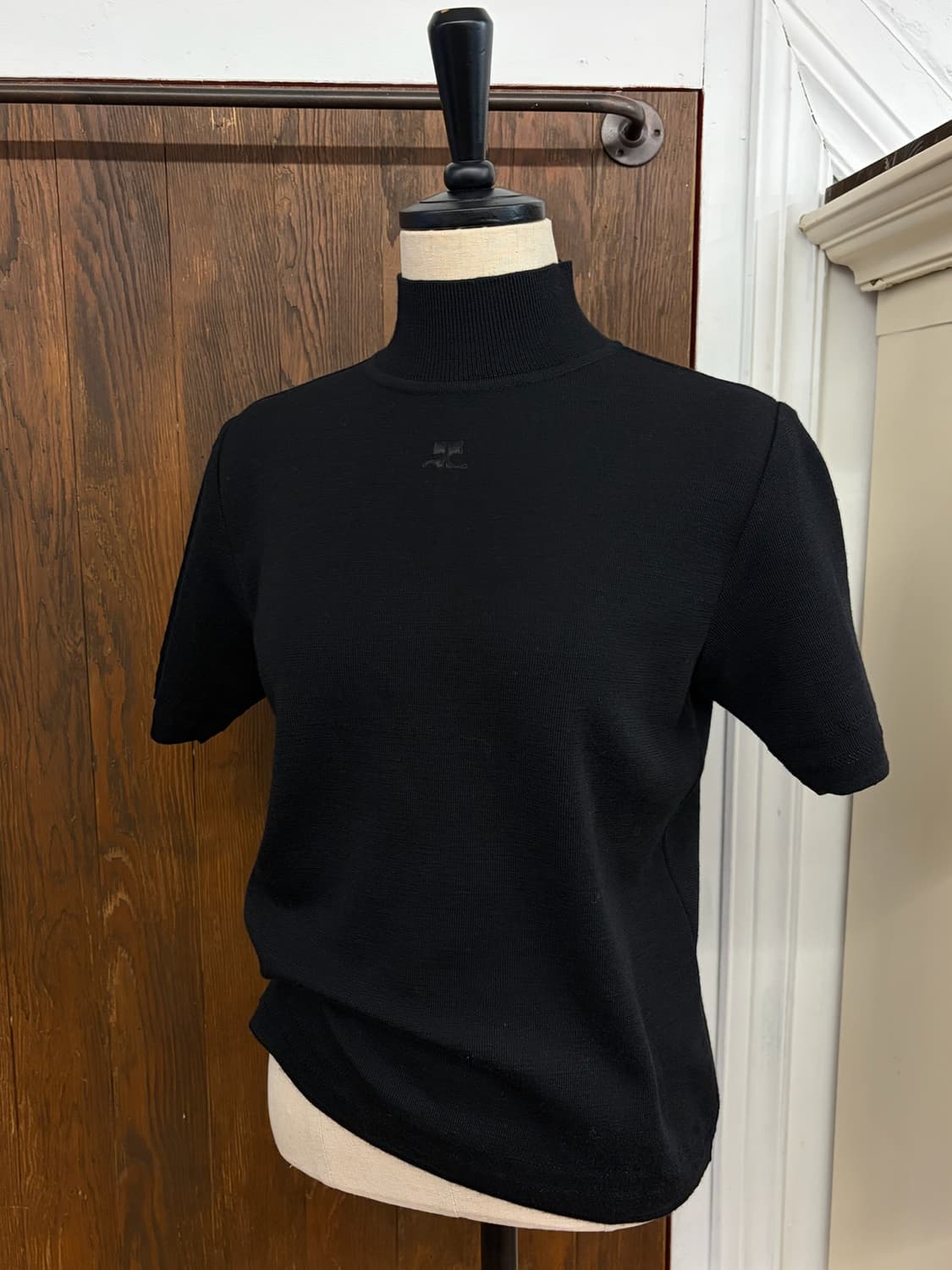 꾸레쥬 정품 블랙 로고 반팔니트 상품이미지2