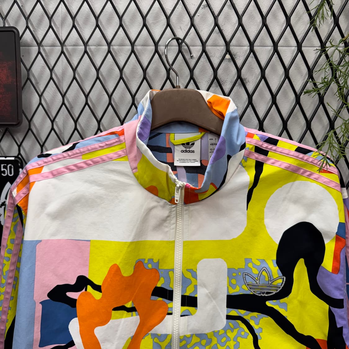 아디다스 트랙 바람막이 전후면 러브 유나이트 프린팅 포인트 화이트 상품이미지3