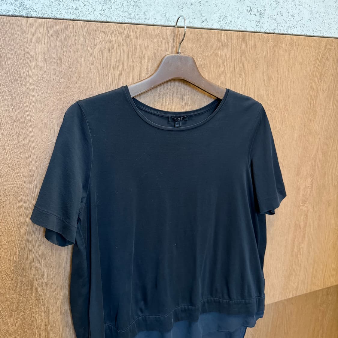 코스 라운드넥 반팔 티셔츠 밑단 실크 레이어드 디테일 루즈핏 블랙 상품이미지3