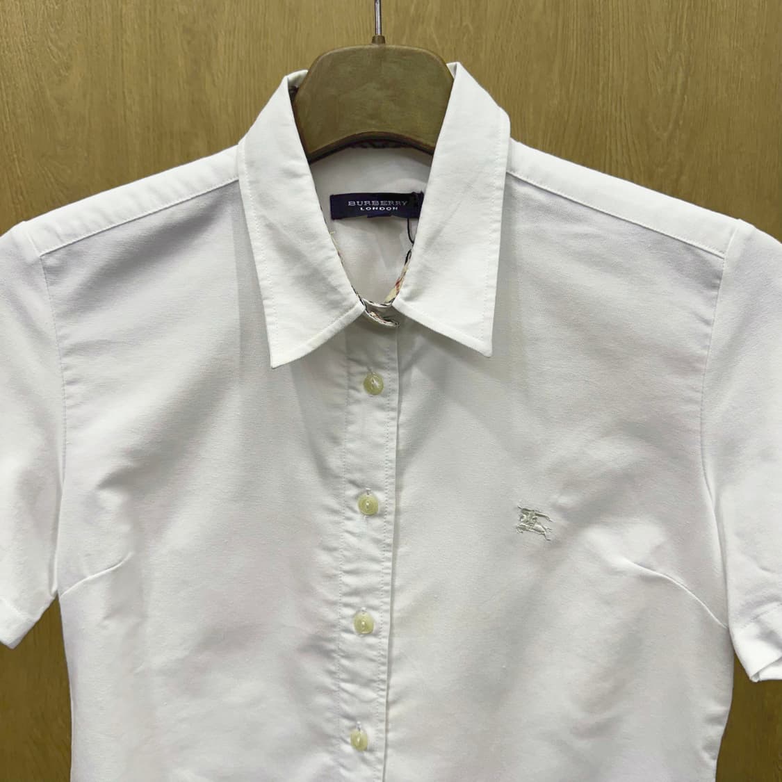 버버리 런던 반팔 셔츠 자수 로고 포인트 디테일 슬림핏 화이트 상품이미지4