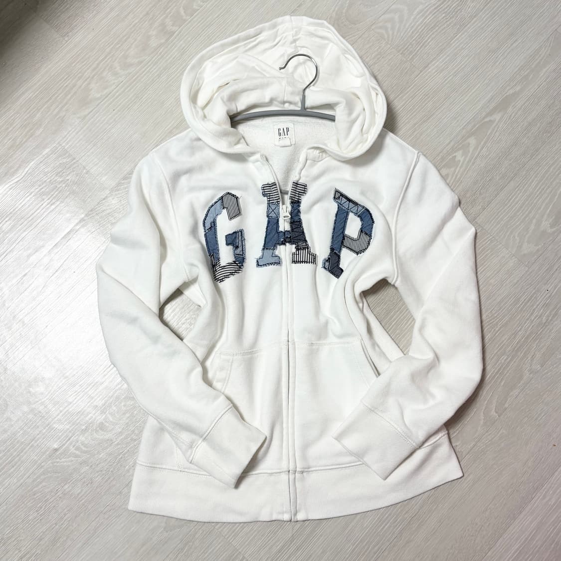 유일매물) 갭 데님 패치로고 딱붙 후드집업 (화이트) 상품이미지3