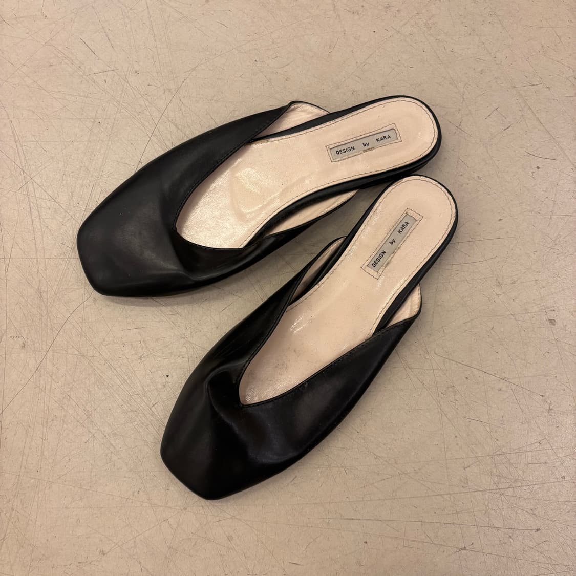 빈티지 레더 블랙 슬로퍼 상품이미지1