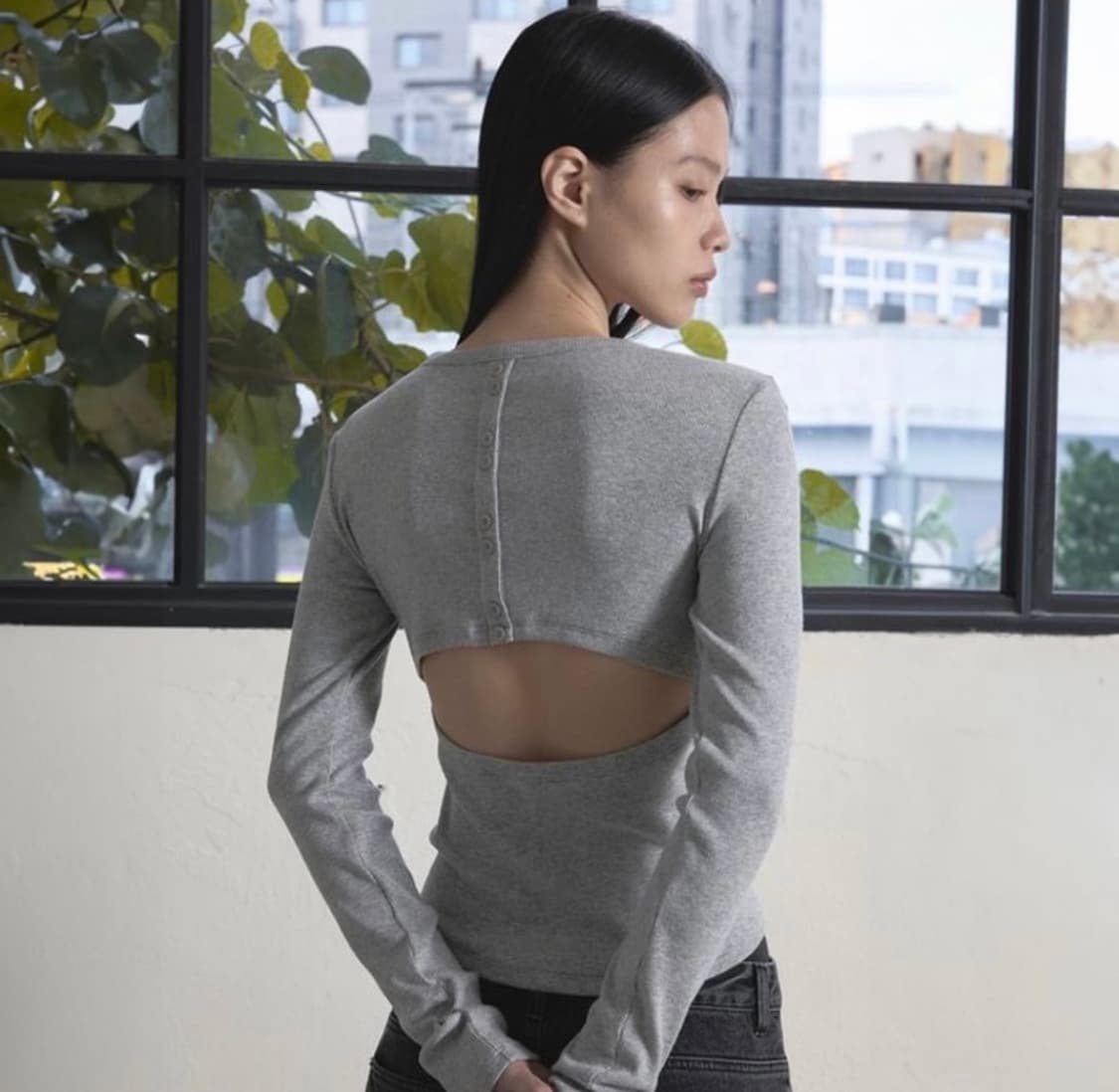 오데스 백 버튼 티셔츠 상품이미지1