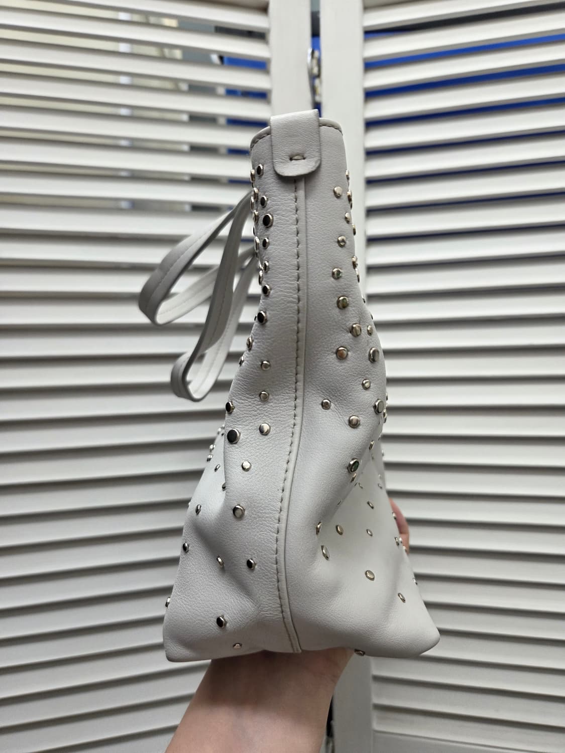 살바토레페라가모 스터드 토트백 상품이미지3