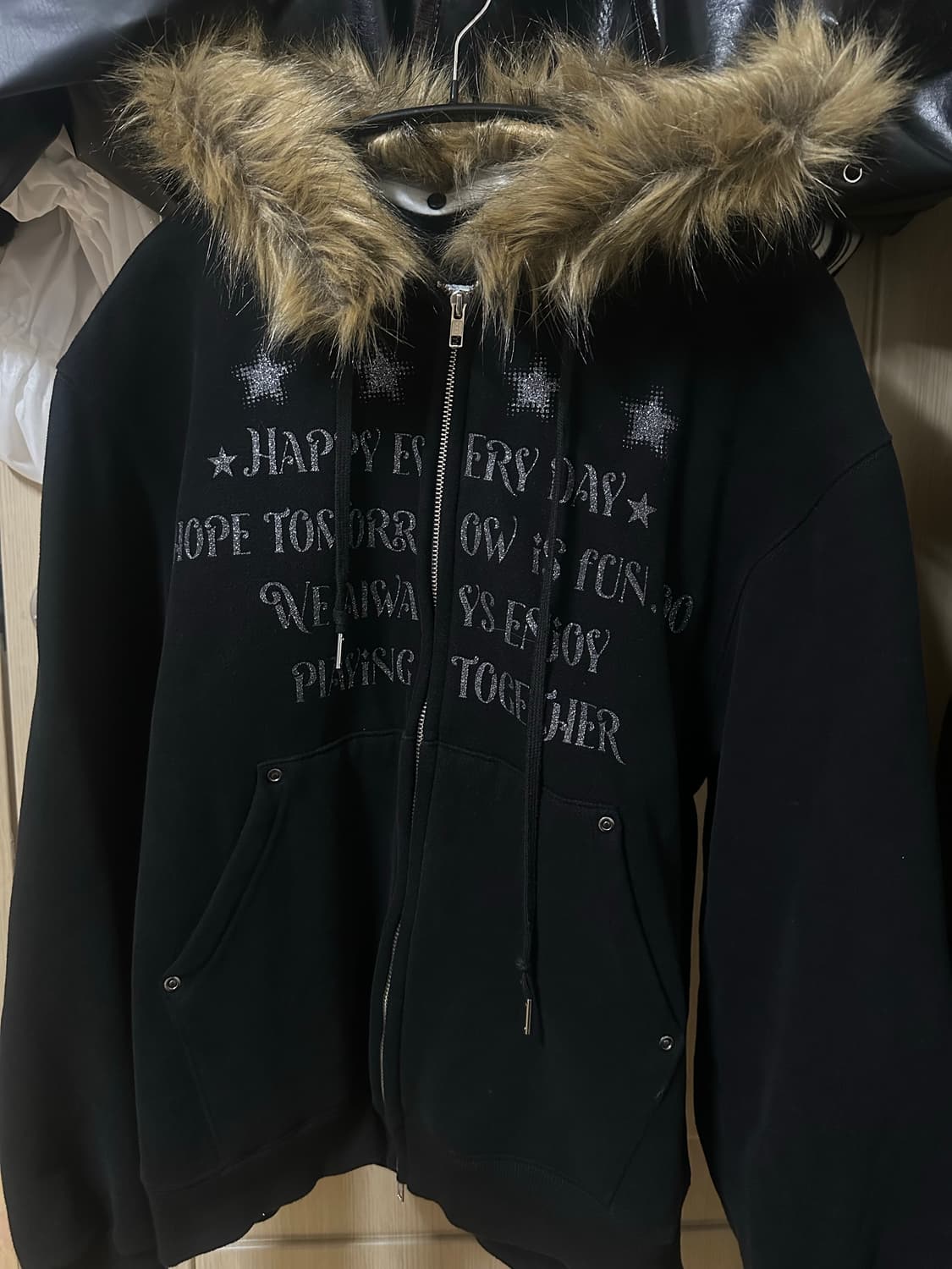러브이즈트루 LETTER HOOD ZIPUP(BLACK) 상품이미지2