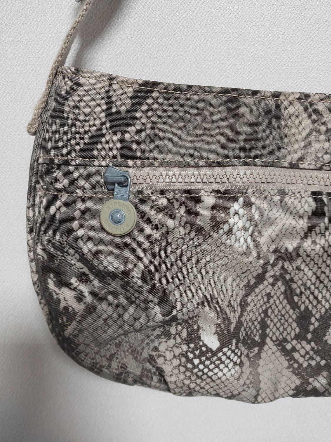 키플링 파이톤 크로스백 상품이미지6