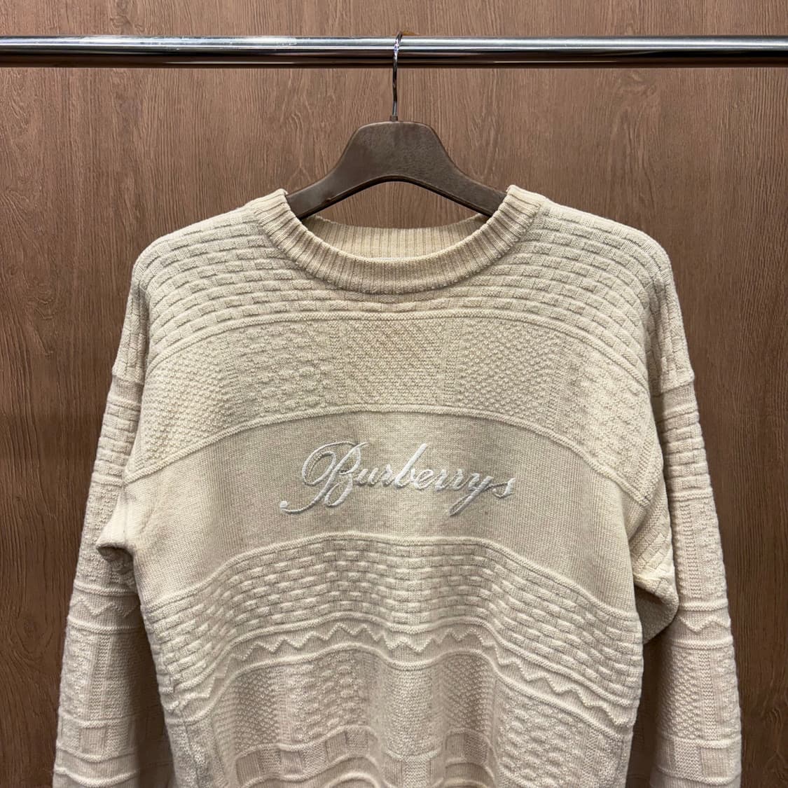 버버리 라운드넥 긴팔 울 니트 입체 텍스처 패턴 로고 자수 디테일 베이지 상품이미지4