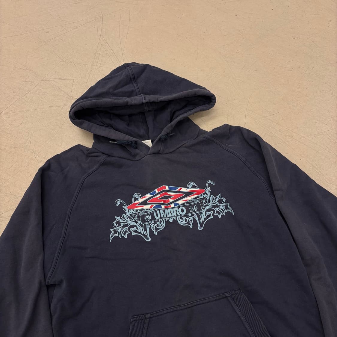 엄브로 빅로고 네이비 후드티 상품이미지2