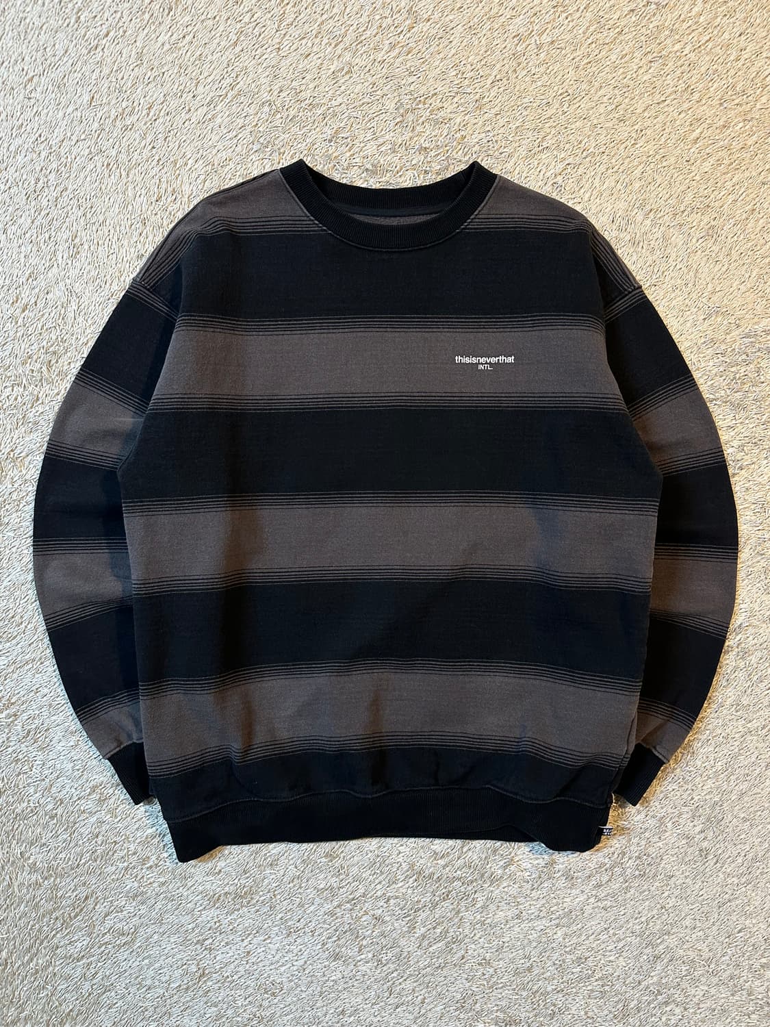 매장판) 디스이즈네버댓 스몰로고 스트라이프 맨투맨 상품이미지1