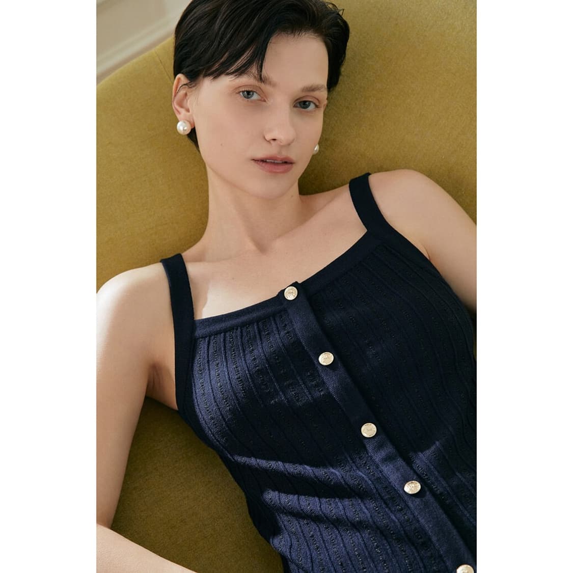 더캐시미어 25 버튼 슬리브리스 니트 탑 상품이미지1