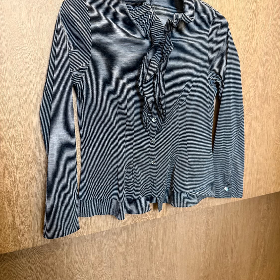 빈티지 스트라이프 블라우스 러플 하이넥 디테일 슬림핏 차콜 상품이미지4