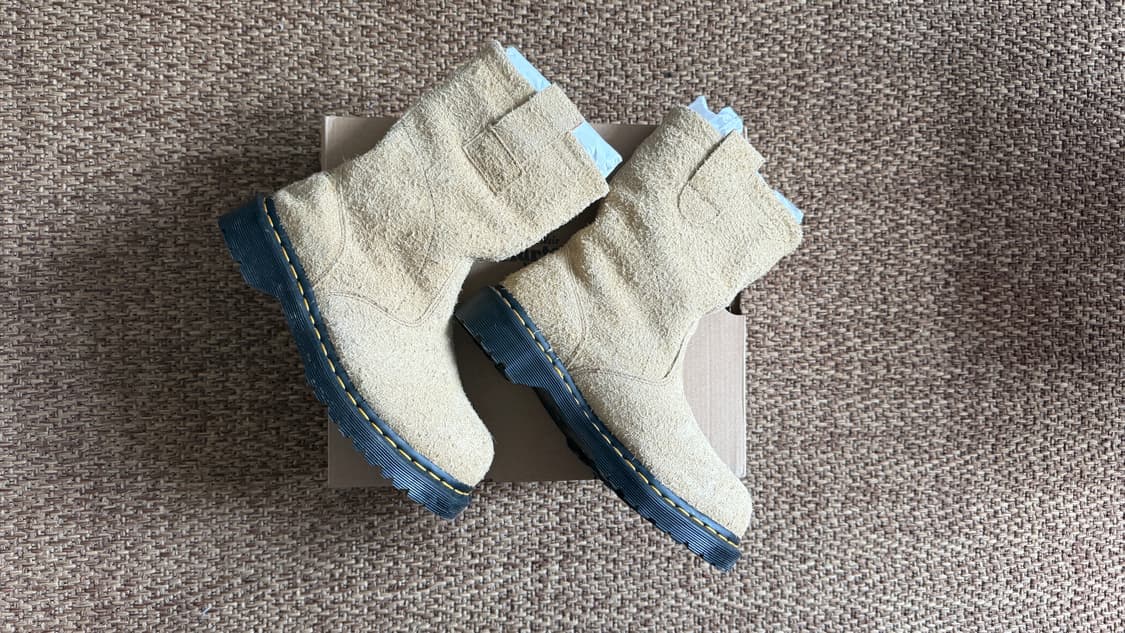 닥터마틴 x스투시 2295 데콘 샌드 헤어리 스웨이드 부츠 탄  상품이미지2