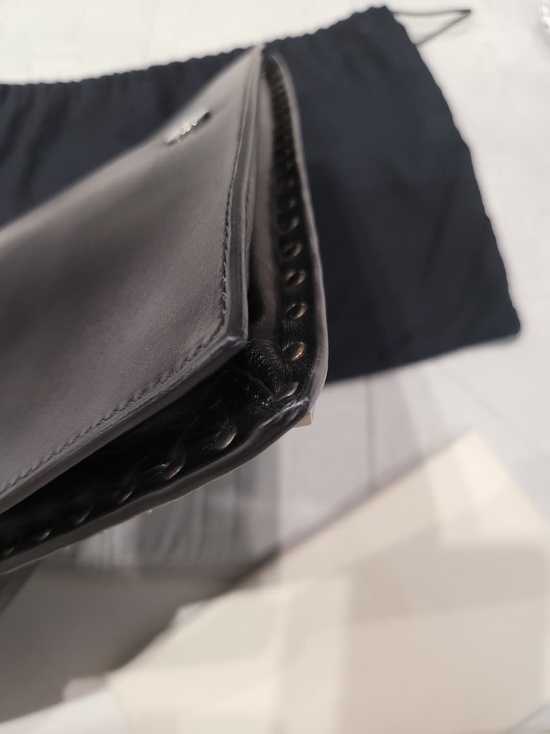 시크함의 대명사, 발렌티노 락스터드 엔벨로프 클러치(L) 내놓아요 상품이미지8