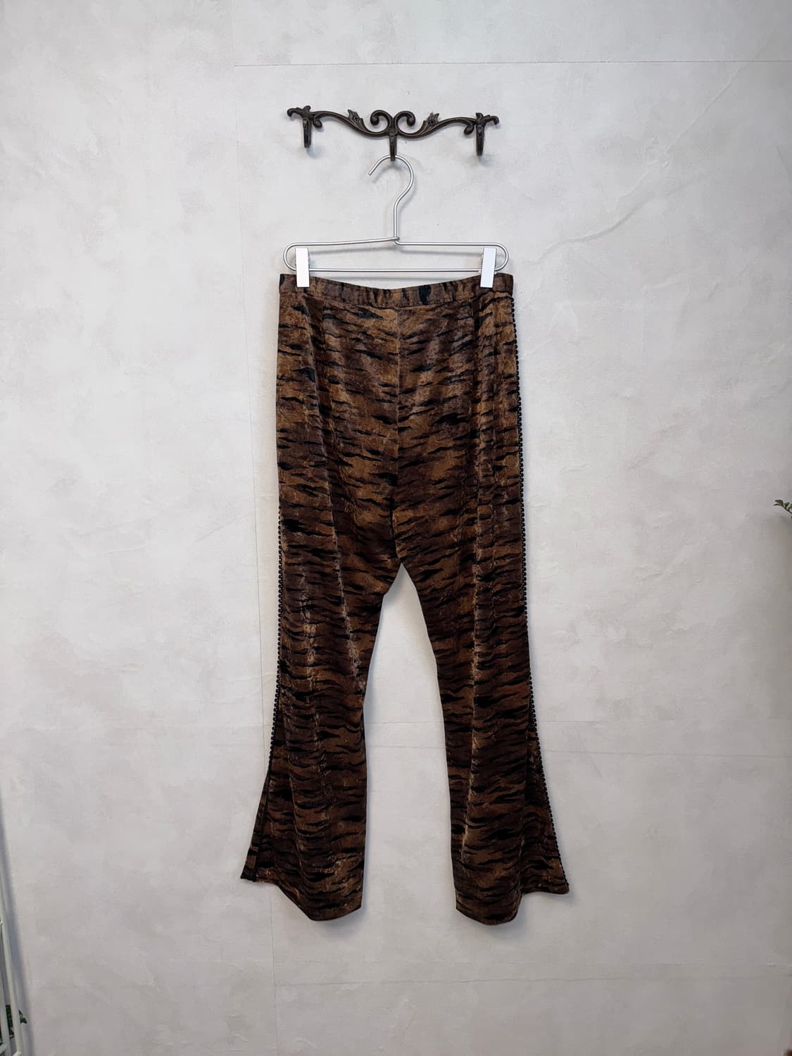 GK brown velvet zebra bootscut pants 상품이미지3