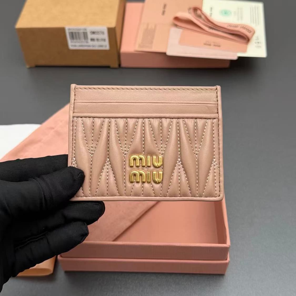 미우 미우 마테라쎄 나파 가죽 카드 홀더 샌드 베이지 상품이미지2