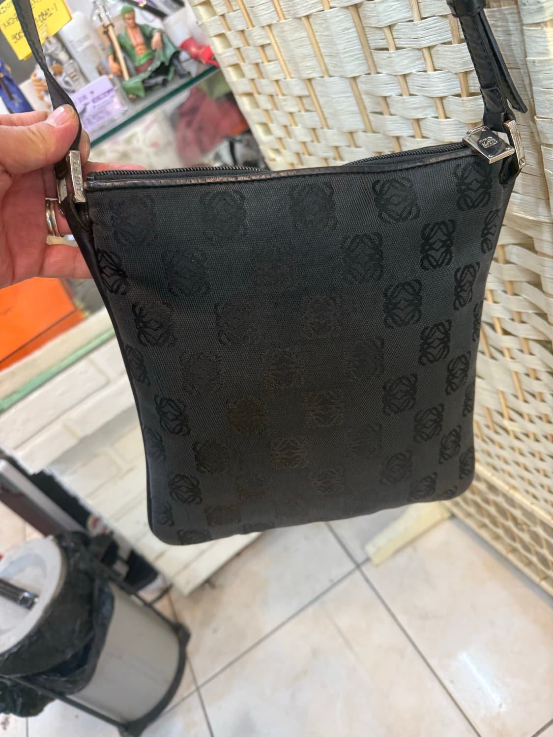 정품 로에베 애너그램 캔버스 크로스백 팝니다 상품이미지4