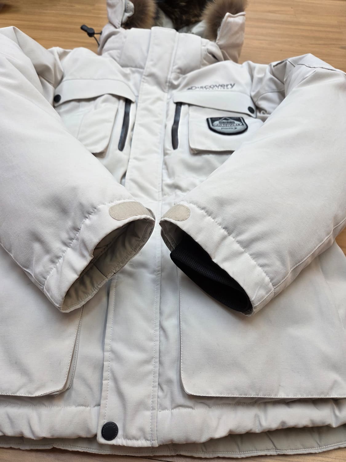 디스커버리 익스페디션 패딩 판매합니다. 퍼 달려있고, 색상은 흰색입니다. 상품이미지2