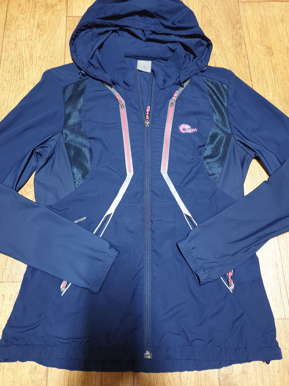 1058 네파 아웃도어 바람막이 90 사이즈입니다 상품이미지2