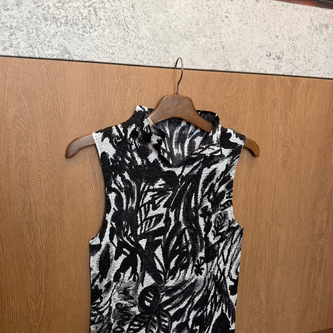 빈티지 슬리브리스 블라우스 하이넥 크링클 텍스처 플로럴 패턴 디테일 블랙 상품이미지3