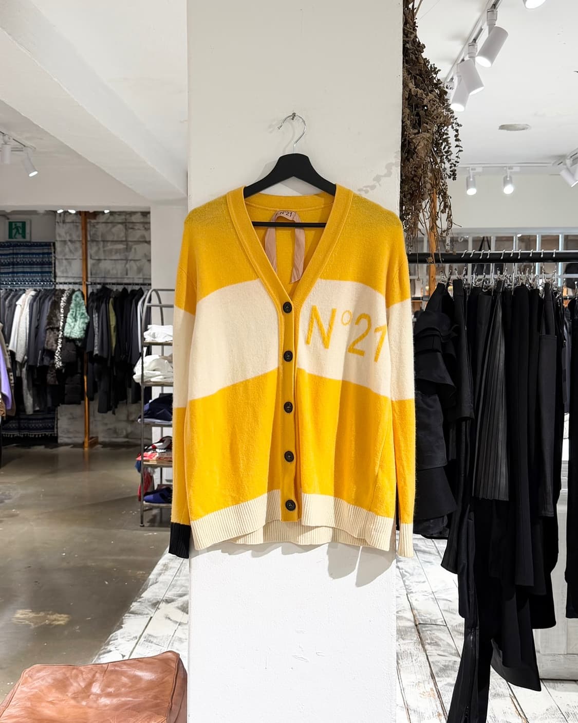 n21 옐로우 클라우디아 울 로고 가디건 상품이미지1