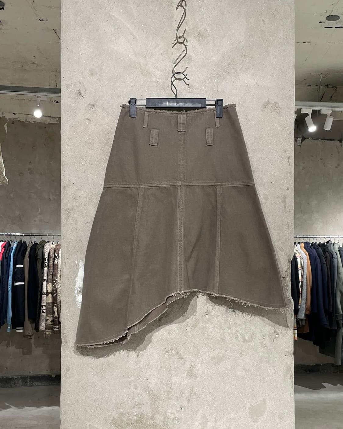커런트 카키 에이시머트리 플레어 미디 스커트 상품이미지6