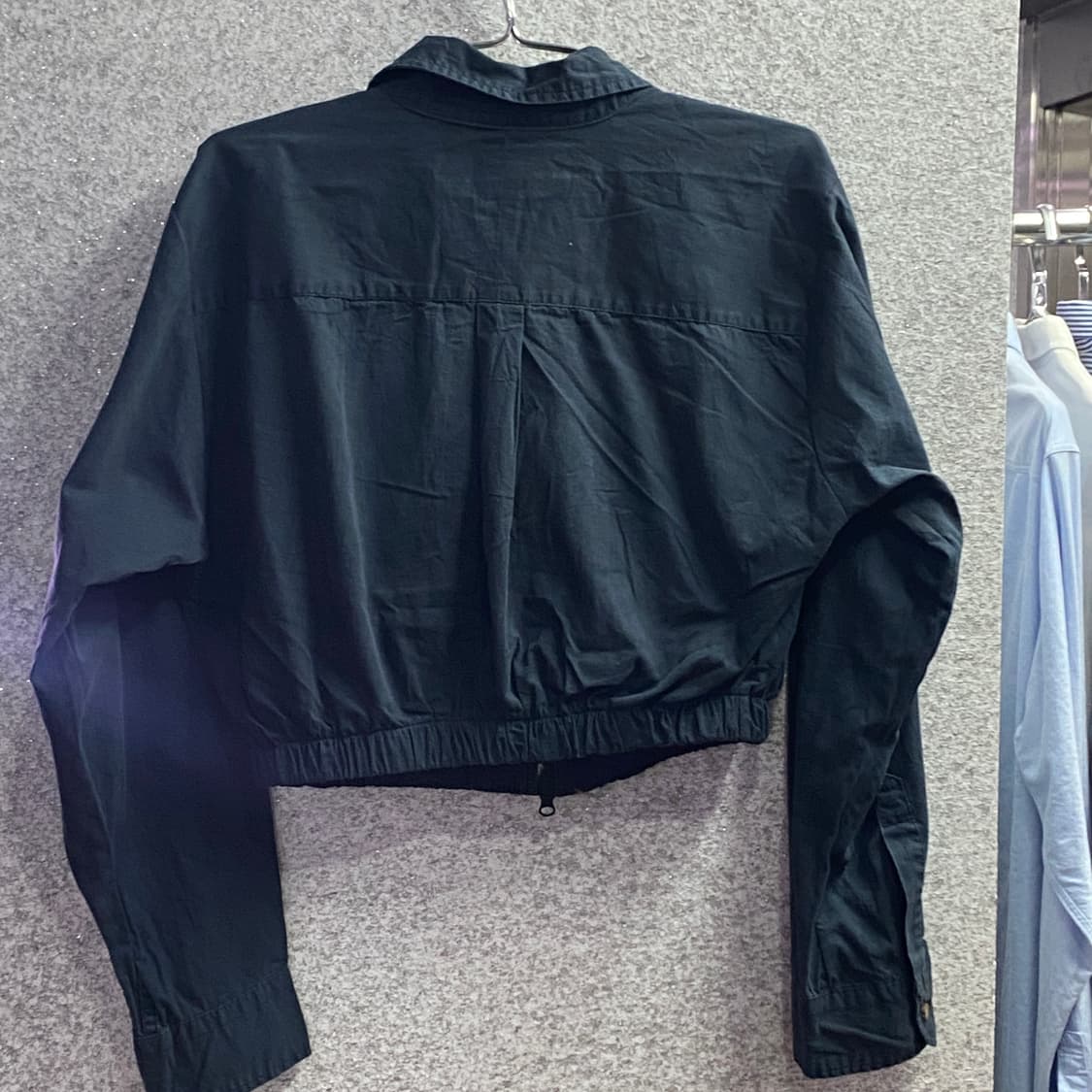 칼하트로고 크롭 리메이크 셔츠 B3185 상품이미지3