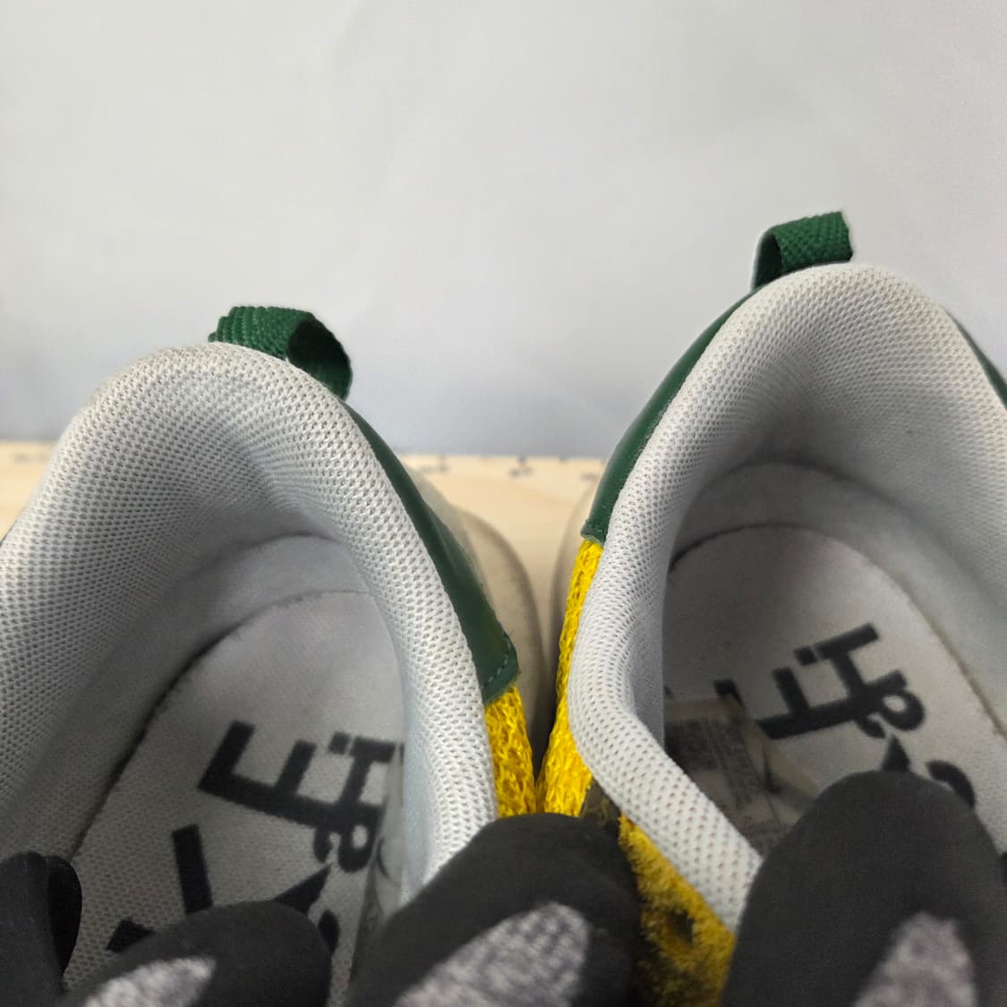 275 나이키 x 사카이 베이퍼와플 투어 옐로우 & 골지 그린 운동화 상품이미지8