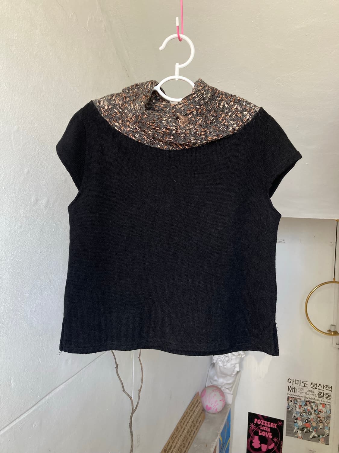 넥 디테일 캡소매 크롭 니트 상품이미지1