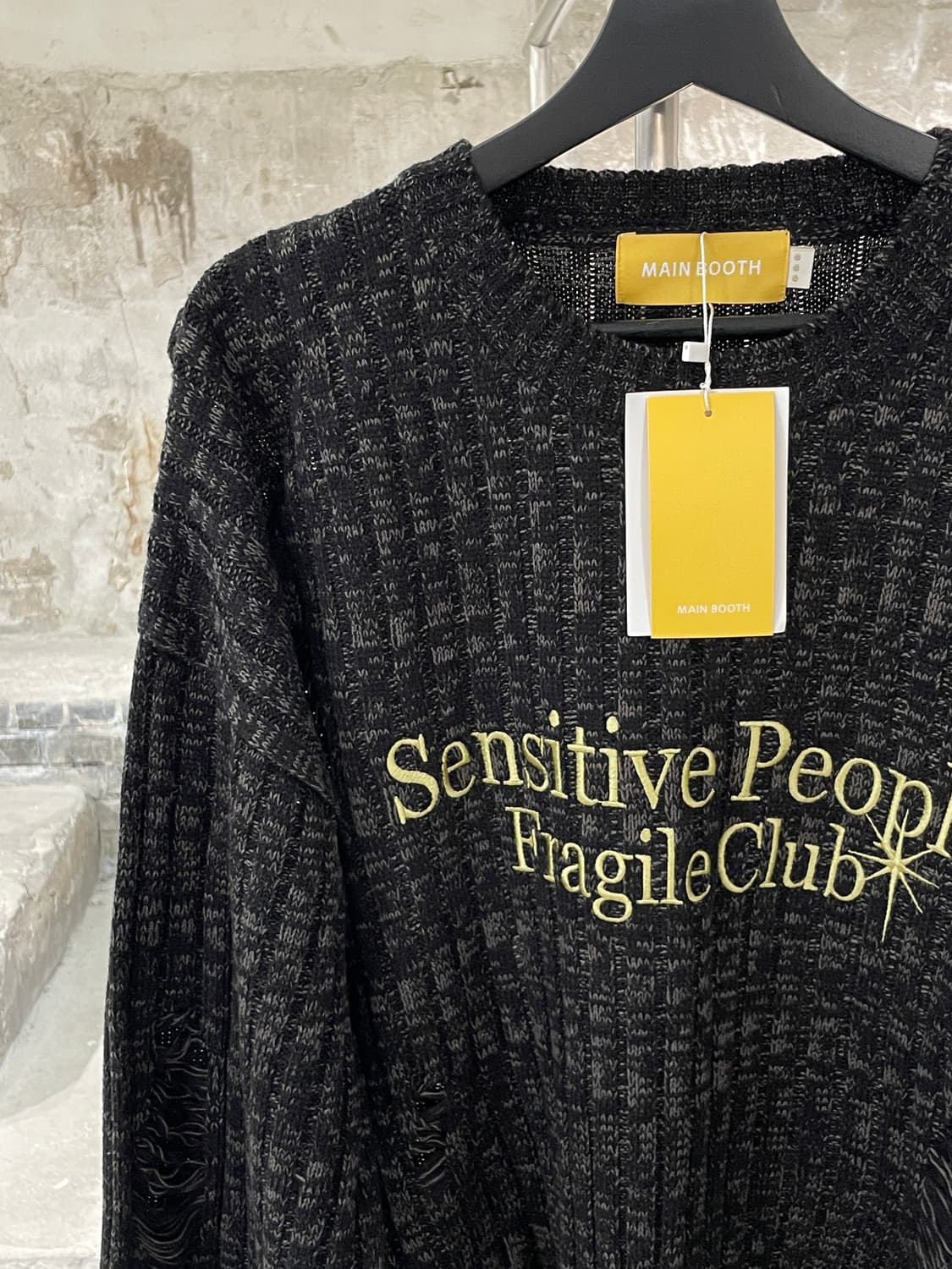 메인부스 블랙 프래자일 클럽 데미지 스웨터 상품이미지2