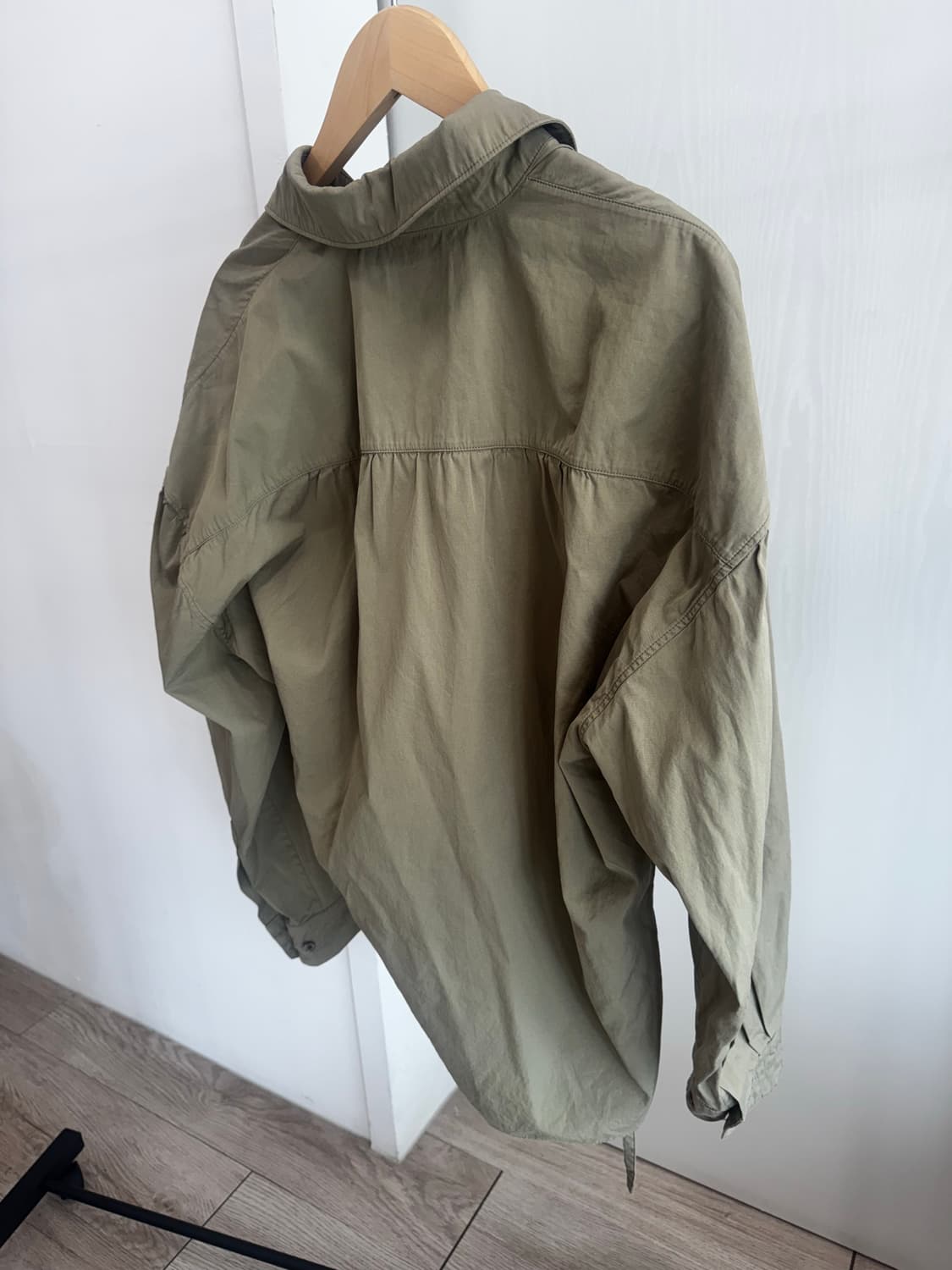  르메르 스트레이트 칼라 트위스트 셔츠 더스티 카키 3 상품이미지3