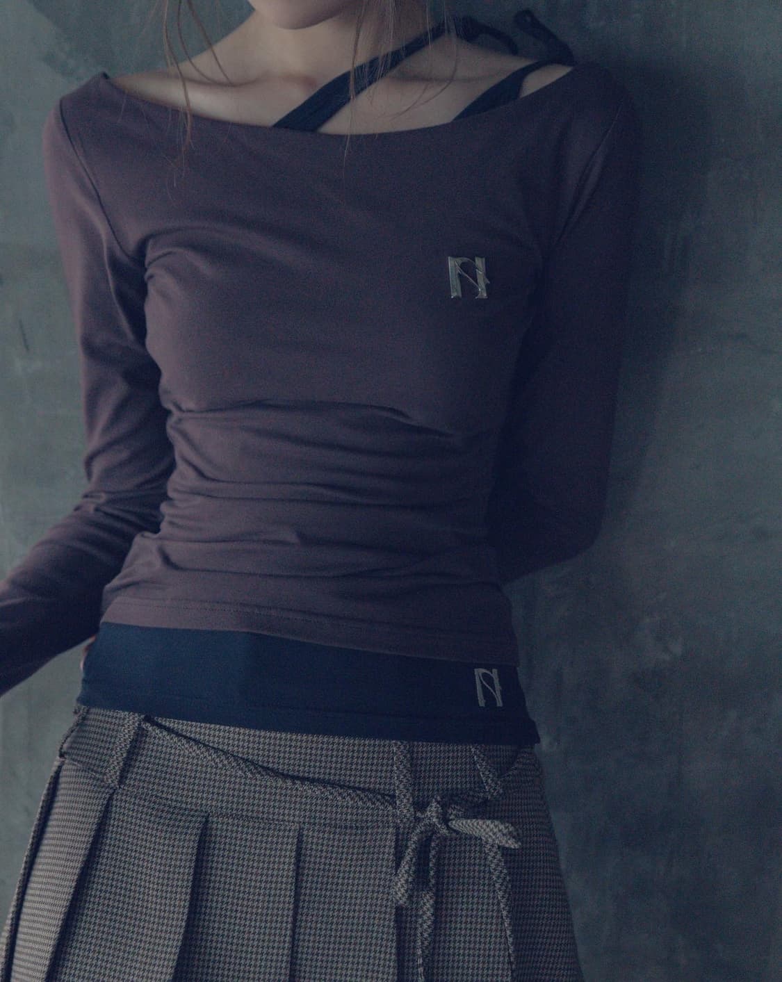 뉴얼린 엠블럼 로고 보트넥 탑 Emblem Boat neck Top 상품이미지2
