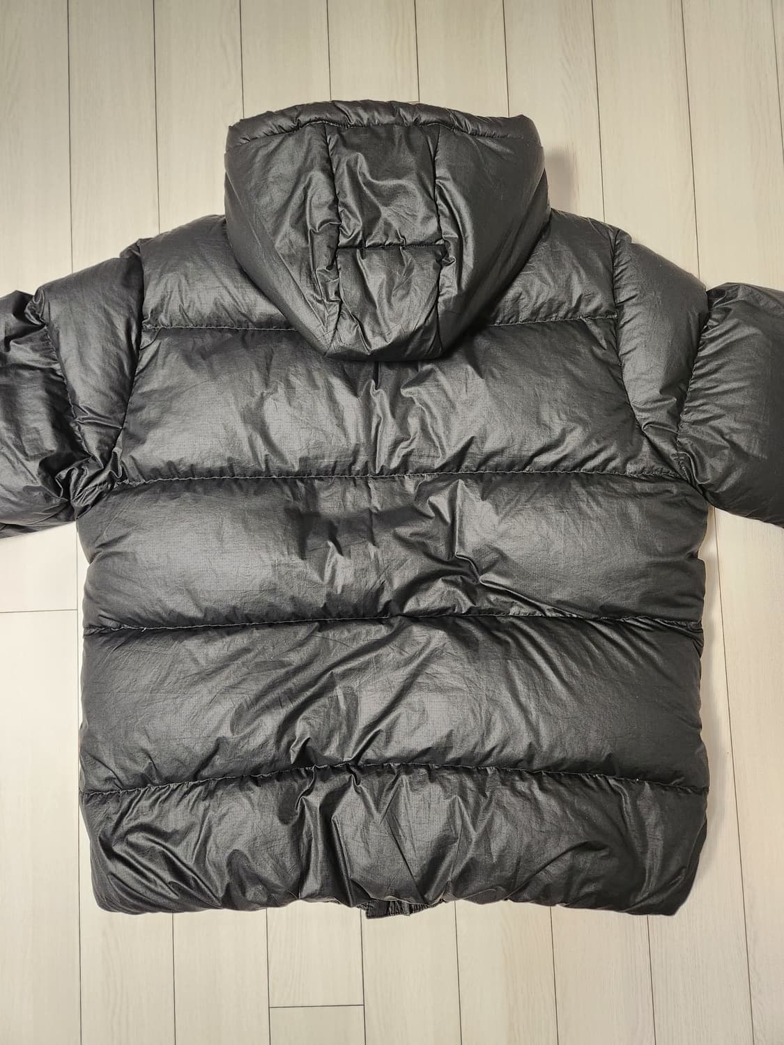 아디다스 푸퍼 덕다운 자켓 블랙 색상입니다. 사이즈는 105(XL)이고, 상품이미지9