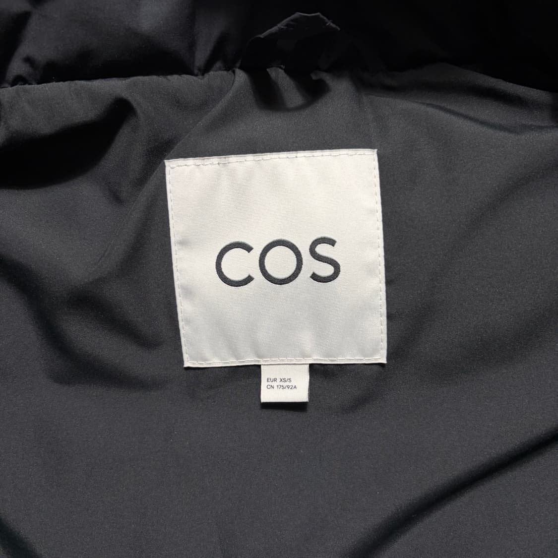 COS 버클 사이드 패딩 후드 질레 블랙(S) 상품이미지4