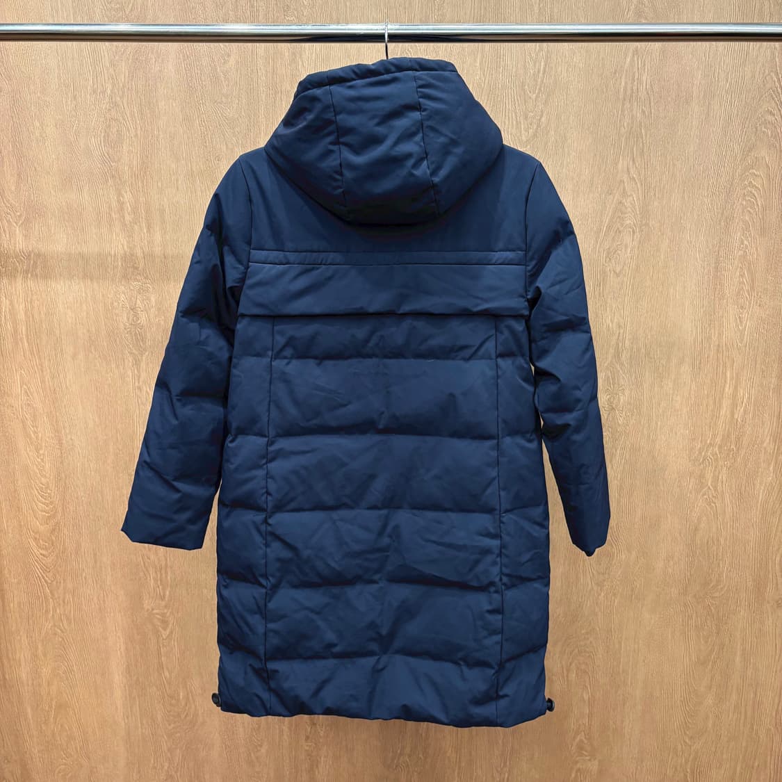 도나카란 뉴욕 롱 패딩 코트 후드 하이넥 밑단 스크링 디테일 다크 네이비 상품이미지3
