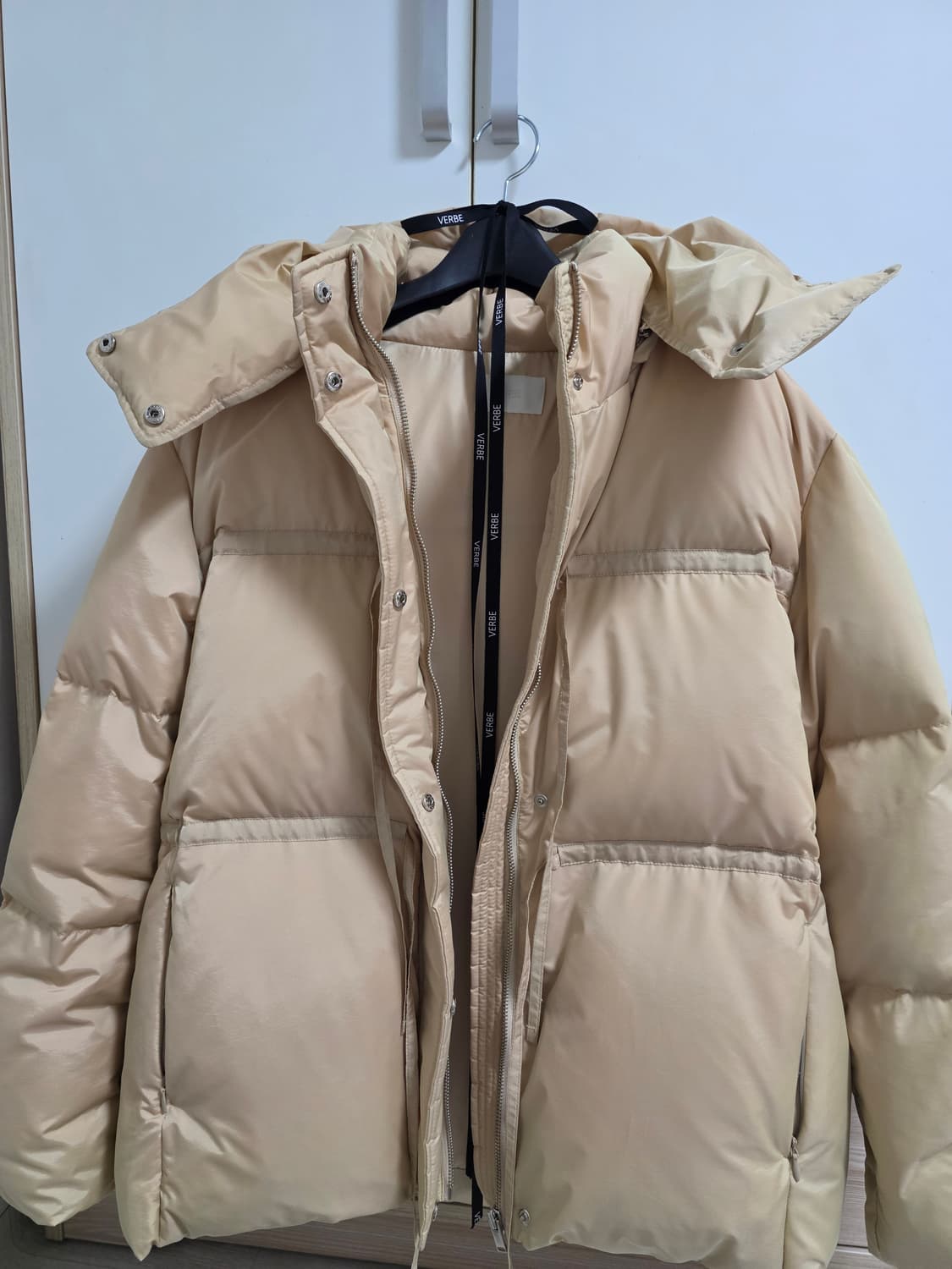 베르브 덕다운패딩 베이지색상 판매합니다. 상품이미지5