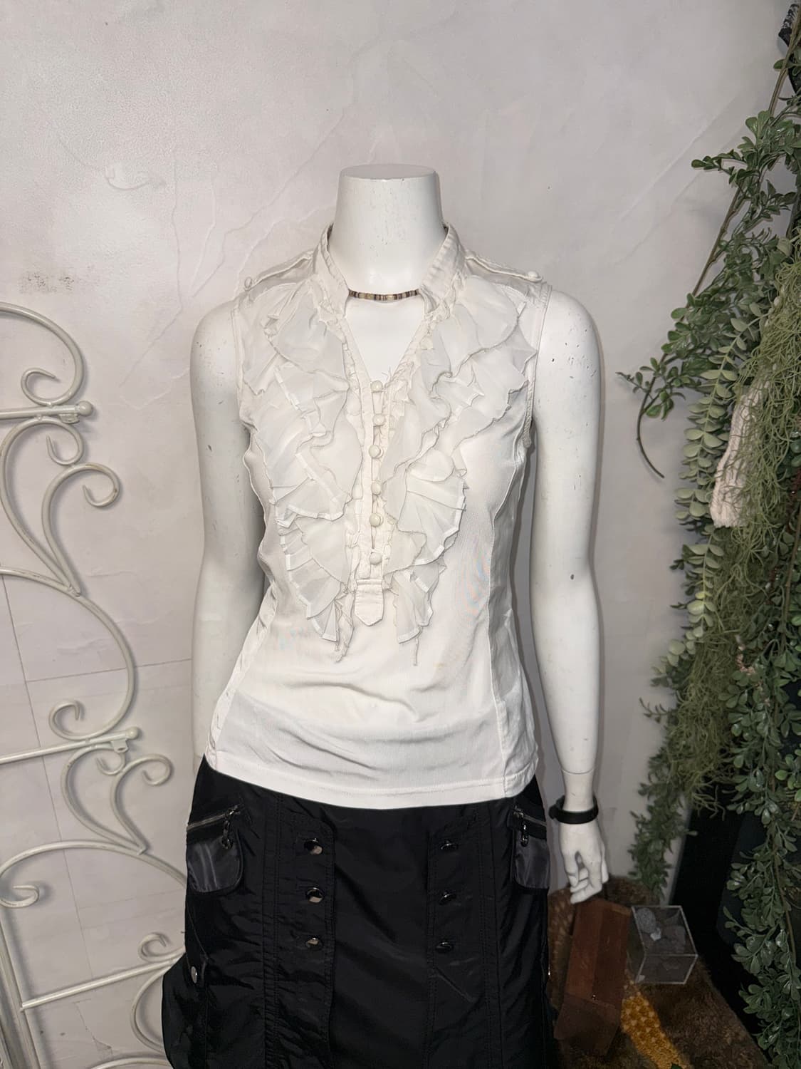 White ruffle button satin sleevelss 상품이미지1