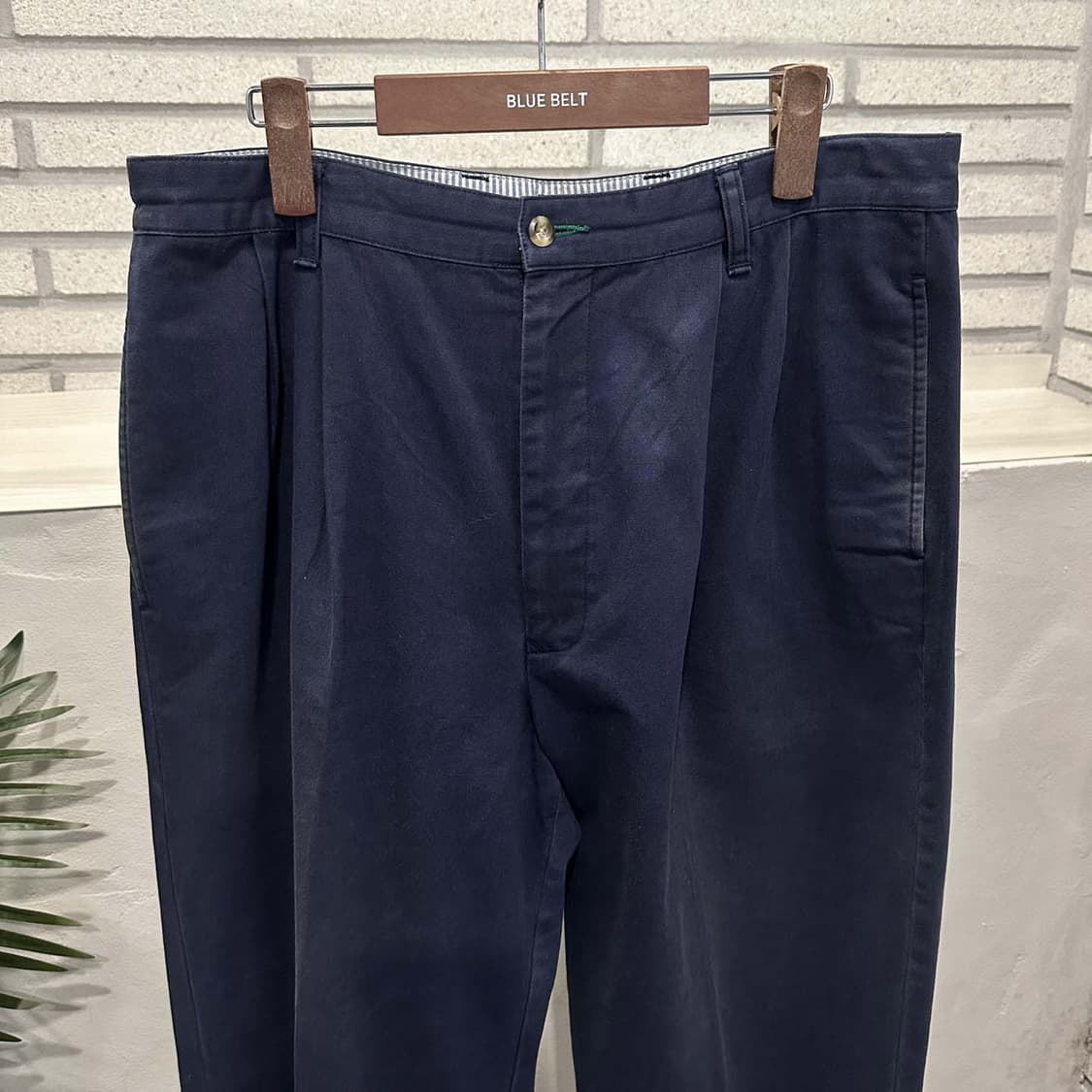 타미힐피거 치노팬츠 핀턱 뒷면 패치 로고 디테일 네이비 상품이미지3