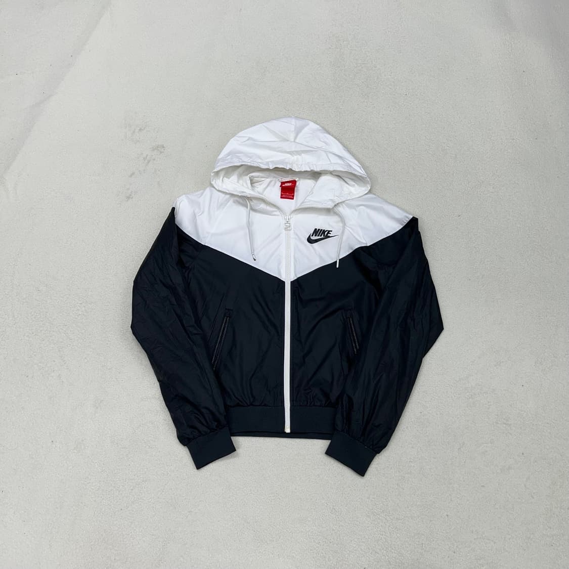 Nike black & white windrunner 상품이미지4