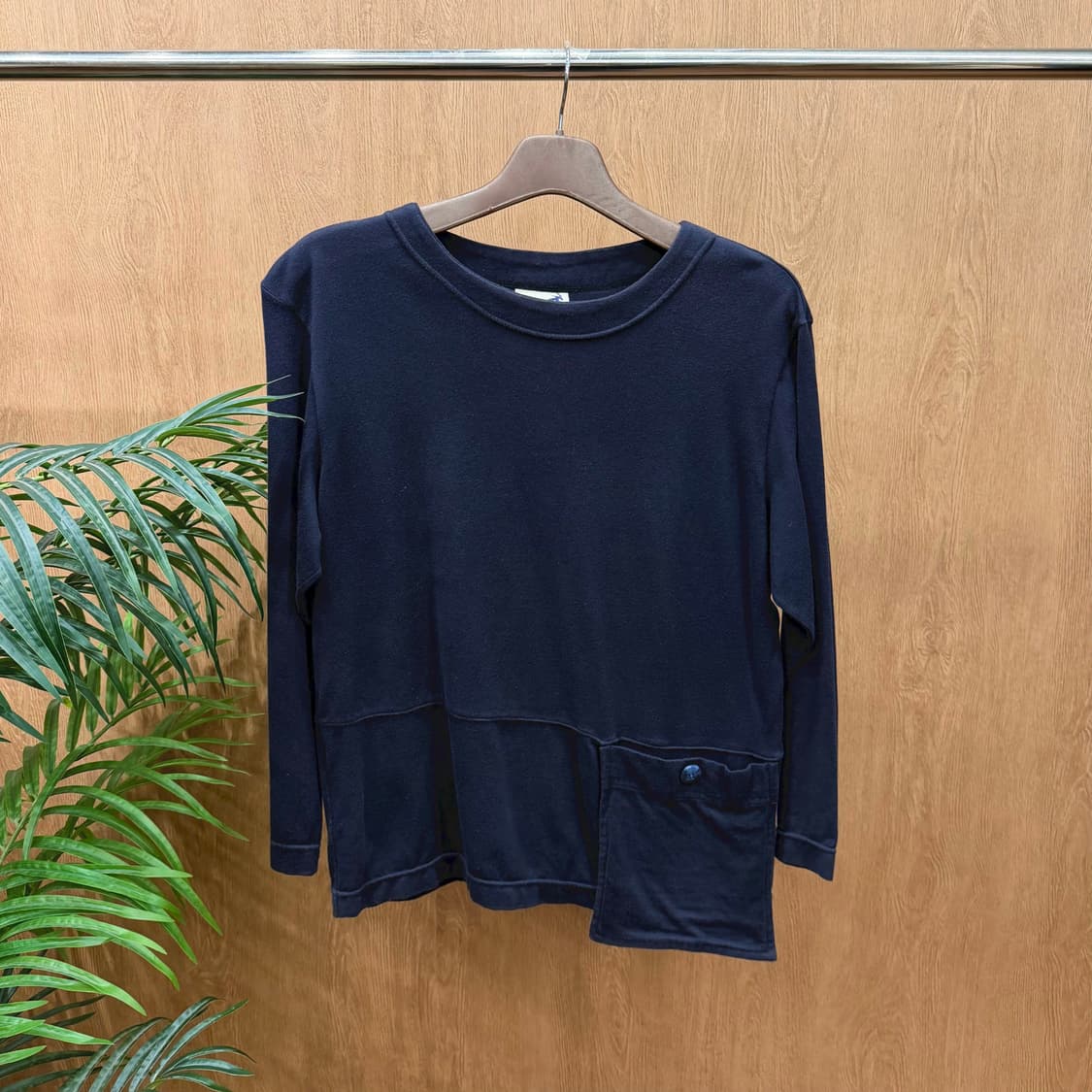 이세이미야케 하이 긴팔 맨투맨 아웃 포켓 후면 로고 프린팅 디테일 네이비 상품이미지1